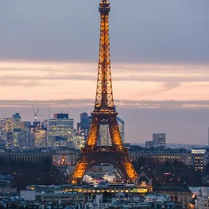 luxe-face-la-tour-eiffel-mtro-1-min-parking.fr-paris.fr/